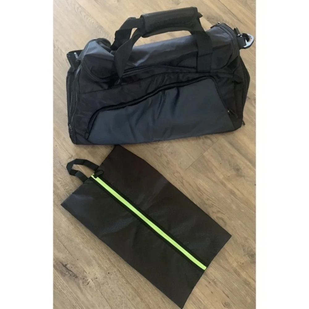 Generic‎ Black Duffle Bag with Shoulder Strap NWOT